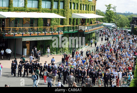 WIMBLEDON Masse führte vorbei CENTR der WIMBLEDON CHAMPIONSHIPS 20 der ALL ENGLAND TENNIS CLUB WIMBLEDON LONDON ENGLAND 25 Juni 20 Stockfoto