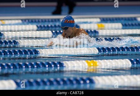 25. Juni 2012 schwimmt während der 2012 US Olympic Team Trials am 25. Juni 2012 in Omaha, Nebraska - Omaha, Nebraska, USA - Elizabeth Beisel von Bluefish schwimmen zum Sieg in der Frauen 400 m Lagenschwimmen Finale. (Kredit-Bild: © Armando Arorizo/Prensa Internacional/ZUMAPRESS.com) Stockfoto