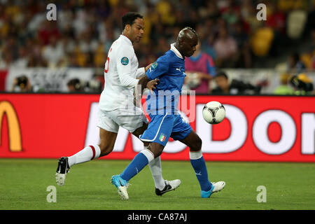 Joleon Lescott (ENG), Mario Balotelli (ITA), 24. Juni 2012 - Fußball / Fußball: UEFA EURO 2012 Viertelfinal-Match zwischen England 0(2-4) 0 Italien Olympiyskiy-Stadion in Kiew, Ukraine. (Foto von Maurizio Borsari/AFLO) [0855] Stockfoto