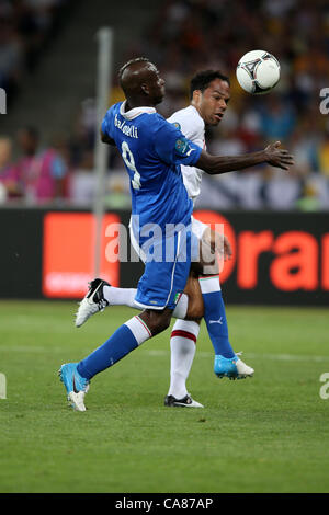 Mario Balotelli (ITA), Joleon Lescott (ENG), 24. Juni 2012 - Fußball / Fußball: UEFA EURO 2012 Viertelfinal-Match zwischen England 0(2-4) 0 Italien Olympiyskiy-Stadion in Kiew, Ukraine. (Foto von Maurizio Borsari/AFLO) [0855] Stockfoto