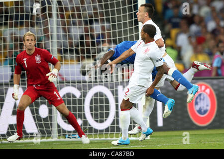 Mario Balotelli (ITA), John Terry (ENG), 24. Juni 2012 - Fußball / Fußball: UEFA EURO 2012 Viertelfinal-Match zwischen England 0(2-4) 0 Italien Olympiyskiy-Stadion in Kiew, Ukraine. (Foto von Maurizio Borsari/AFLO) [0855] Stockfoto