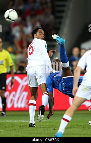 Joleon Lescott (ENG), Mario Balotelli (ITA), 24. Juni 2012 - Fußball / Fußball: UEFA EURO 2012 Viertelfinal-Match zwischen England 0(2-4) 0 Italien Olympiyskiy-Stadion in Kiew, Ukraine. (Foto von Maurizio Borsari/AFLO) [0855] Stockfoto