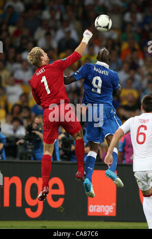 Joe Hart (ENG), Mario Balotelli (ITA), 24. Juni 2012 - Fußball / Fußball: UEFA EURO 2012 Viertelfinal-Match zwischen England 0(2-4) 0 Italien Olympiyskiy-Stadion in Kiew, Ukraine. (Foto von Maurizio Borsari/AFLO) [0855] Stockfoto