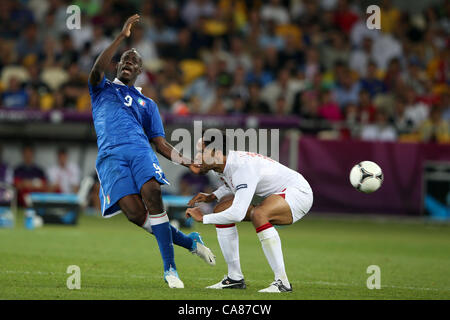 Mario Balotelli (ITA), Joleon Lescott (ENG), 24. Juni 2012 - Fußball / Fußball: UEFA EURO 2012 Viertelfinal-Match zwischen England 0(2-4) 0 Italien Olympiyskiy-Stadion in Kiew, Ukraine. (Foto von Maurizio Borsari/AFLO) [0855] Stockfoto