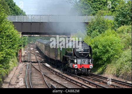 Die neu gebaute Lokomotive 60163 Dampfzug "Tornado" in Richtung der Kathedrale Express Charta Stockfoto