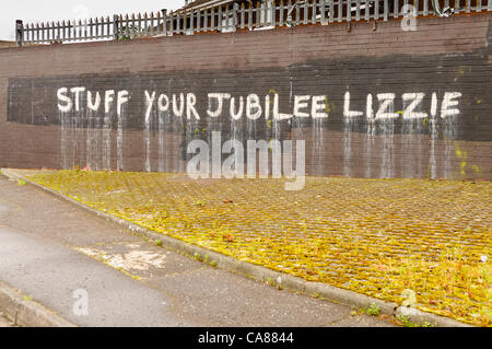 Nordirland, Belfast, Republikaner protestieren gegen Königin Besuch "Zeug 26.06.2012 - Nordirland mit Graffiti Spruch Ihr Jubiläum Lizzie" Stockfoto