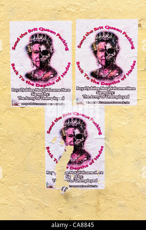 Nordirland, Belfast, Republikaner protestieren gegen Queen es Besuch in Nordirland "senden 26.06.2012 - durch die Errichtung von Plakate sagen die Brit-Königin Verpackung zurück bis in die Tiefen des Hades" Stockfoto