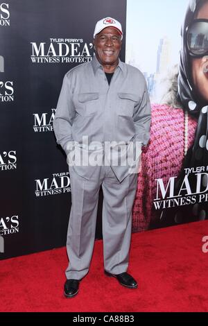 John Amos im Ankunftsbereich für Tyler Perry MADEA ZEUGENSCHUTZ Premiere, AMC Loews Lincoln Square Theater, New York, NY 25. Juni 2012. Foto von: Andres Otero/Everett Collection Stockfoto