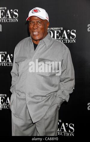 John Amos im Ankunftsbereich für Tyler Perry MADEA ZEUGENSCHUTZ Premiere, AMC Loews Lincoln Square Theater, New York, NY 25. Juni 2012. Foto von: F. Burton Patrick/Everett Collection Stockfoto