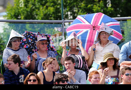 WIMBLEDON im PAPIERHÜTE & der WIMBLEDON CHAMPIONSHIPS 20 FANS der ALL ENGLAND TENNIS CLUB WIMBLEDON LONDON ENGLAND 26 Juni 20 Stockfoto