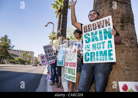 25. Juni 2012 - Phoenix, AZ, Vereinigte Staaten von Amerika - LAURENT TAILLEFER (rechts), ANDREA BEGAY und andere Einwanderung Fans säumen die Straße vor der Immigration and Customs Enforcement (ICE) Büros in zentralen Phoenix Montag. Etwa 100 Unterstützer der Einwanderung statt Protest gegen Eis und weitere Deportationen von der Obama-Administration. Demonstranten feierte auch die US-Supreme Court Entscheidung, die meisten SB1070, hartes Anti-Einwanderungs-Gesetz Arizonas zu stürzen.   Foto von Jack Kurtz / ZUMA Press (Kredit-Bild: © Jack Kurtz/ZUMAPRESS.com) Stockfoto