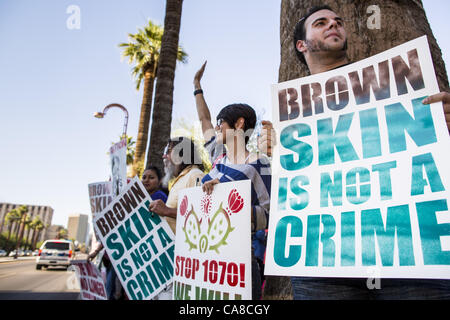 25. Juni 2012 - Phoenix, AZ, Vereinigte Staaten von Amerika - LAURENT TAILLEFER (rechts), ANDREA BEGAY und andere Einwanderung Fans säumen die Straße vor der Immigration and Customs Enforcement (ICE) Büros in zentralen Phoenix Montag. Etwa 100 Unterstützer der Einwanderung statt Protest gegen Eis und weitere Deportationen von der Obama-Administration. Demonstranten feierte auch die US-Supreme Court Entscheidung, die meisten SB1070, hartes Anti-Einwanderungs-Gesetz Arizonas zu stürzen.   Foto von Jack Kurtz / ZUMA Press (Kredit-Bild: © Jack Kurtz/ZUMAPRESS.com) Stockfoto