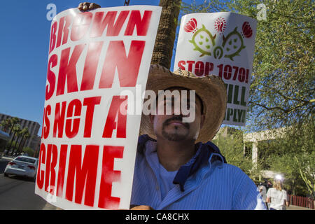 25. Juni 2012 - Phoenix, AZ, Vereinigte Staaten von Amerika - A Demonstrant steht vor der Immigration und Customs Enforcement (ICE) Büros in zentralen Phoenix Montag. Etwa 100 Unterstützer der Einwanderung statt Protest gegen Eis und weitere Deportationen von der Obama-Administration. Demonstranten feierte auch die US-Supreme Court Entscheidung, die meisten SB1070, hartes Anti-Einwanderungs-Gesetz Arizonas zu stürzen.   Foto von Jack Kurtz / ZUMA Press (Kredit-Bild: © Jack Kurtz/ZUMAPRESS.com) Stockfoto