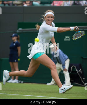 26.06.2012 London, England Victoria Azarenka aus Weißrussland in Aktion gegen Irina Falconi der Vereinigten Staaten während am zweiten Wimbledon Tennis Championships in The All England Lawn Tennis Club. Stockfoto