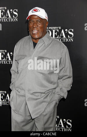 25. Juni 2012 - New York, New York, USA - John Amos kommt für '' Tyler Perry Madea Zeugenschutz '' am AMC Lincoln Square Theater in New York am 25. Juni 2012. (Kredit-Bild: © Sharon Neetles/Globe Photos/ZUMAPRESS.com) Stockfoto