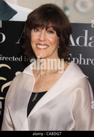 30. Juli 2009 - New York, New York, USA - Autorin NORA EPHRON besucht der New-York-Premiere von "Julie & Julia" im Ziegfeld Theatre statt (Credit Bild: ZUMApress.com) Stockfoto