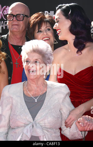 KEITH PERRY & MARIA PERRY & ANN HUDSON & KATY PERRY KATY PERRY: TEIL VON MIR. LOS ANGELES PREMIERE HOLLYWOOD LOS ANGELES CALIFORNIA Stockfoto