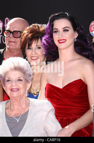 KEITH PERRY & MARIA PERRY & ANN HUDSON & KATY PERRY KATY PERRY: TEIL VON MIR. LOS ANGELES PREMIERE HOLLYWOOD LOS ANGELES CALIFORNIA Stockfoto