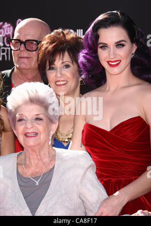 KEITH PERRY & MARIA PERRY & ANN HUDSON & KATY PERRY KATY PERRY: TEIL VON MIR. LOS ANGELES PREMIERE HOLLYWOOD LOS ANGELES CALIFORNIA Stockfoto