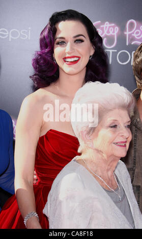 ANN HUDSON & KATY PERRY KATY PERRY: TEIL VON MIR. LOS ANGELES PREMIERE HOLLYWOOD LOS ANGELES Kalifornien USA 26. Juni 2012 Stockfoto