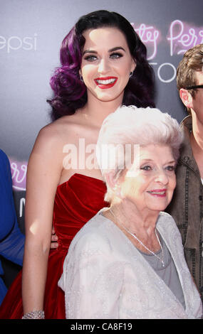 ANN HUDSON & KATY PERRY KATY PERRY: TEIL VON MIR. LOS ANGELES PREMIERE HOLLYWOOD LOS ANGELES Kalifornien USA 26. Juni 2012 Stockfoto