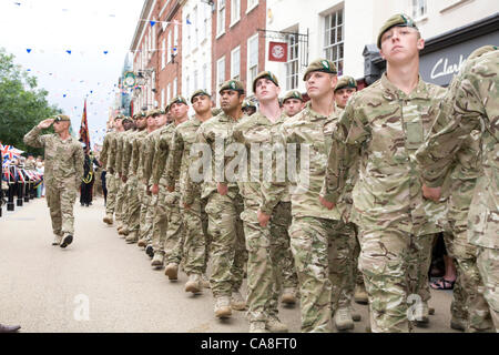 Worcester, England, Vereinigtes Königreich. Mittwoch, 27. Juni 2012.  Soldaten aus dem 2. Bataillon Mercian Regiment, Grenadier Guards, Queen es Royal Hussars und Mitglieder der Royal British Legion, parade durch die Straßen von Worcester. Sieben Soldaten aus der Stadt erhielten ihre Medaillen. Stockfoto