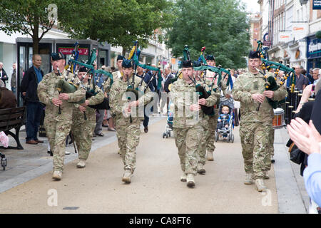 Worcester, England, Vereinigtes Königreich. Mittwoch, 27. Juni 2012.  Soldaten aus dem 2. Bataillon Mercian Regiment, Grenadier Guards, Queen es Royal Hussars und Mitglieder der Royal British Legion, parade durch die Straßen von Worcester. Sieben Soldaten aus der Stadt erhielten ihre Medaillen. Stockfoto