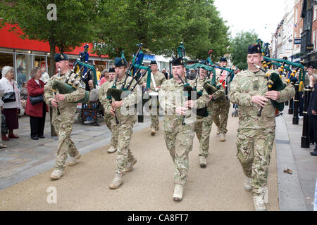 Worcester, England, Vereinigtes Königreich. Mittwoch, 27. Juni 2012.  Soldaten aus dem 2. Bataillon Mercian Regiment, Grenadier Guards, Queen es Royal Hussars und Mitglieder der Royal British Legion, parade durch die Straßen von Worcester. Sieben Soldaten aus der Stadt erhielten ihre Medaillen. Stockfoto