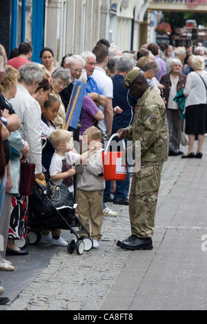 Worcester, England, Vereinigtes Königreich. Mittwoch, 27. Juni 2012.  Soldaten sammeln für einen guten Zweck auf den Straßen von Worcester, England, im Rahmen der Homecoming Parade für Truppen durch die Stadt. Stockfoto