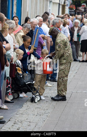 Worcester, England, Vereinigtes Königreich. Mittwoch, 27. Juni 2012.  Soldaten sammeln für einen guten Zweck auf den Straßen von Worcester, England, im Rahmen der Homecoming Parade für Truppen durch die Stadt. Stockfoto