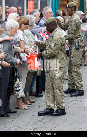 Worcester, England, Vereinigtes Königreich. Mittwoch, 27. Juni 2012.  Soldaten sammeln für einen guten Zweck auf den Straßen von Worcester, England, im Rahmen der Homecoming Parade für Truppen durch die Stadt. Stockfoto