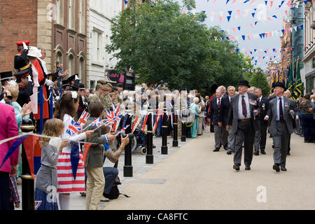 Worcester, England, Vereinigtes Königreich. Mittwoch, 27. Juni 2012.  Mitglieder der Royal British Legion nehmen Salute in Worcester, England, als Teil einer Homecoming Parade für Soldaten in der Stadt. Mitglieder der British Legion wurden von Soldaten aus dem 2. Bataillon der Mercian Regiment, Grenadier Guards und Royal Hussars der Königin, in der Parade durch die Straßen von Worcester verbunden. Stockfoto