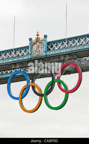 London, UK. Mittwoch, 27. Juni 2012. Olympische Ringe wurden vorgestellt, an der Tower Bridge beginnt heute genau einen Monat vor den Olympischen Spielen in London. Die Enthüllung wurde durch eine Reihe von Würdenträgern einschließlich Boris Johnson, Bürgermeister von London besucht. Stockfoto