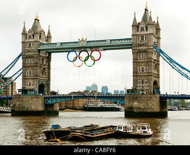 London, UK. Mittwoch, 27. Juni 2012. Olympische Ringe wurden vorgestellt, an der Tower Bridge beginnt heute genau einen Monat vor den Olympischen Spielen in London. Die Enthüllung wurde durch eine Reihe von Würdenträgern einschließlich Boris Johnson, Bürgermeister von London besucht. Stockfoto