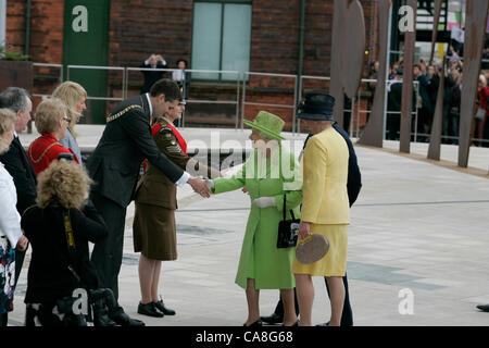 Ihre Majestät die Königin von Dame Mary Peters begleitet wird von Stadtrat Gavin Robinson die Rt Hon Herrn Bürgermeister, Belfast City Council begrüßt. an der Belfast Titanic bauen ihrer Majestät offiziell eröffnet Stockfoto