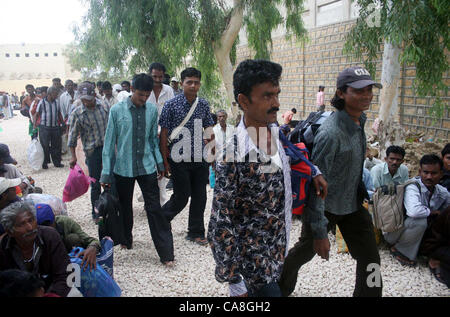 Befreite indische Fischer, die inhaftiert wurden, für die Verletzung der territorialen Gewässer kommen aus Malir Gefängnis nach ihrer Freilassung im Malir Jail in Karachi am Mittwoch, 27. Juni 2012. Pakistan befreit 311 indische Fischer, die für die Verletzung der territorialen Gewässer inhaftiert wurden. Stockfoto