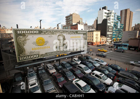 Eine Hinweistafel entlang der High Line Park in Chelsea in New York anzeigen "The First $100.000 ich je gemacht habe" des Künstlers John Baldessari ist auf Freitag, 2. Dezember 2011 zu sehen. Das Kunstwerk besteht aus einer erweiterten $100.000 Rechnung mit dem Abbild des Präsidenten Woodrow Wilson. Die Rechnungen, die auf Stockfoto