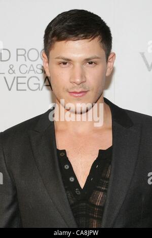 Alex Meraz im Ankunftsbereich für Alex Meraz Hosts an Eitelkeit, Eitelkeit Nachtclub, Hard Rock Hotel und Casino, Las Vegas, NV 2. Dezember 2011. Foto von: James Atoa/Everett Collection Stockfoto