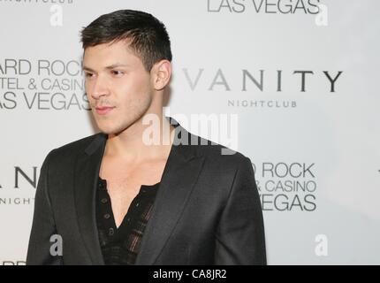 Alex Meraz im Ankunftsbereich für Alex Meraz Hosts an Eitelkeit, Eitelkeit Nachtclub, Hard Rock Hotel und Casino, Las Vegas, NV 2. Dezember 2011. Foto von: James Atoa/Everett Collection Stockfoto