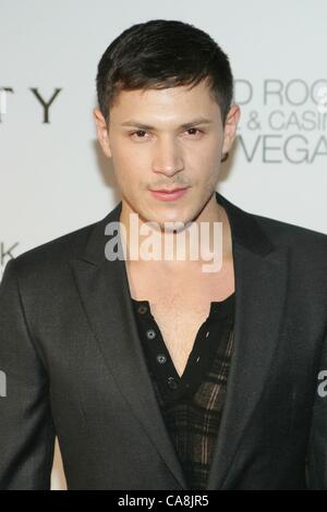 Alex Meraz im Ankunftsbereich für Alex Meraz Hosts an Eitelkeit, Eitelkeit Nachtclub, Hard Rock Hotel und Casino, Las Vegas, NV 2. Dezember 2011. Foto von: James Atoa/Everett Collection Stockfoto