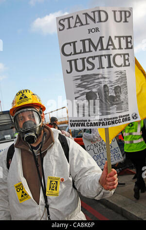 London, UK. 3. Dezember 2011. Global Day of Action on Climate Change, Demonstration für Klimagerechtigkeit in London. Stockfoto