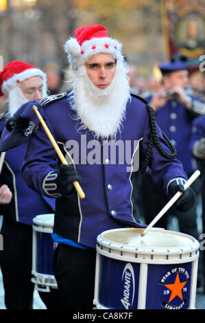 Londonderry, UK. 3. Dezember 2011. Eine namentlich von der Stolz der Limavady Loyalist Band in festliche Stimmung bei Apprentice Boys Derry Parade zum 322. Jahrestag von das Herunterfahren der Tore gegen die Armee von König James II. im Jahre 1688. Londonderry, Nordirland Stockfoto