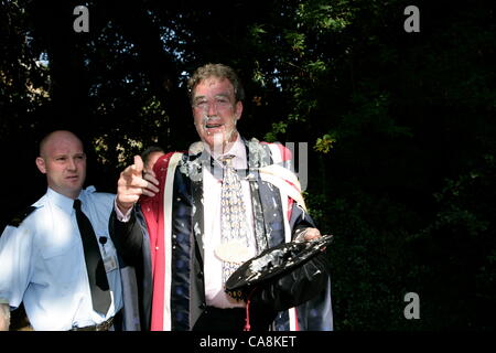 TV-Moderator Jeremy Clarskon ist von Demonstranten gegen seine Ehrendoktorwürde an Brookes, Oxford pied. Am Tag der feierlichen Abschluss. Stockfoto