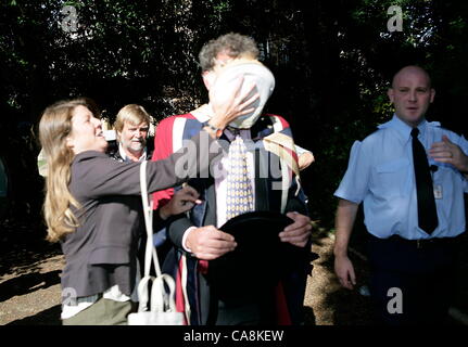 TV-Moderator Jeremy Clarskon ist von Demonstranten gegen seine Ehrendoktorwürde an Brookes, Oxford pied. Am Tag der feierlichen Abschluss. Stockfoto