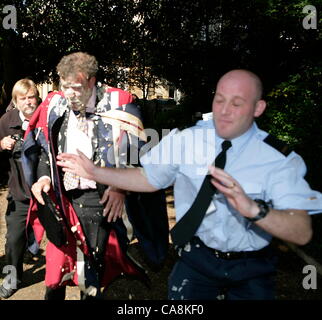 TV-Moderator Jeremy Clarskon ist von Demonstranten gegen seine Ehrendoktorwürde an Brookes, Oxford pied. Am Tag der feierlichen Aufbaustudien. Stockfoto