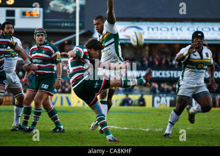 03.12.2011. Leicester, England. Aviva Premiership Leicester Tigers V Northampton Saints Ben Youngs von Leicester Tigers löscht unter dem Druck von Courtney Lawes von Northampton Saints. Stockfoto