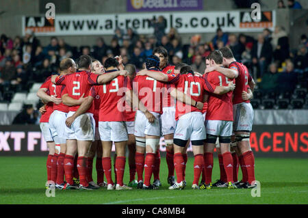 Fischadler V Münster - RaboDirect Pro 12 @ Liberty Stadium in Swansea. Münster-Team bereiten für Kick off. Stockfoto