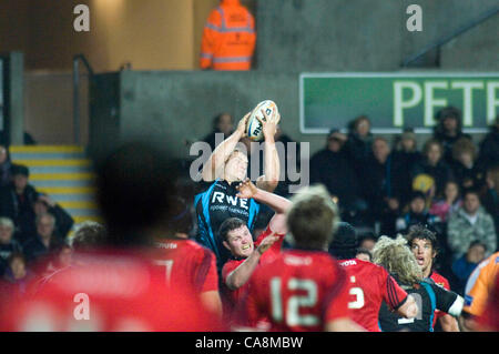 Fischadler V Münster - RaboDirect Pro 12 @ Liberty Stadium in Swansea. Fischadler gewinnen den Lineout-Ball. Stockfoto