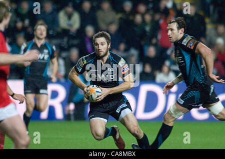 Fischadler V Münster - RaboDirect Pro 12 @ Liberty Stadium in Swansea. Fischadler Andrew Bishop auf die Ladung. Stockfoto