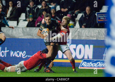 Fischadler V Münster - RaboDirect Pro 12 @ Liberty Stadium in Swansea. Fischadler Ashley Beck in Angriff genommen wird. Stockfoto